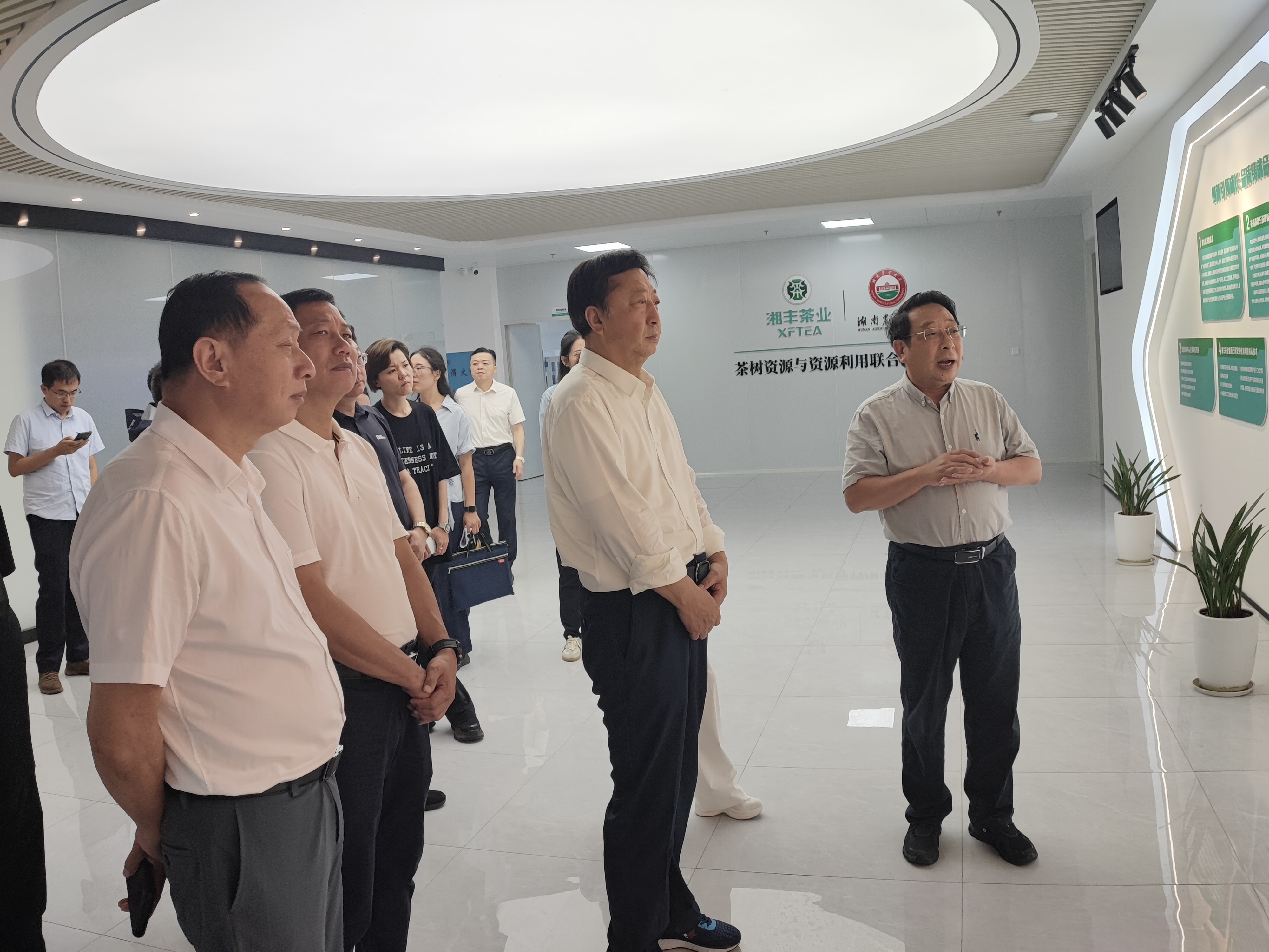 三亞市人大常委會(huì)領(lǐng)導(dǎo)一行蒞臨湘豐茶業(yè)集團(tuán)考察調(diào)研